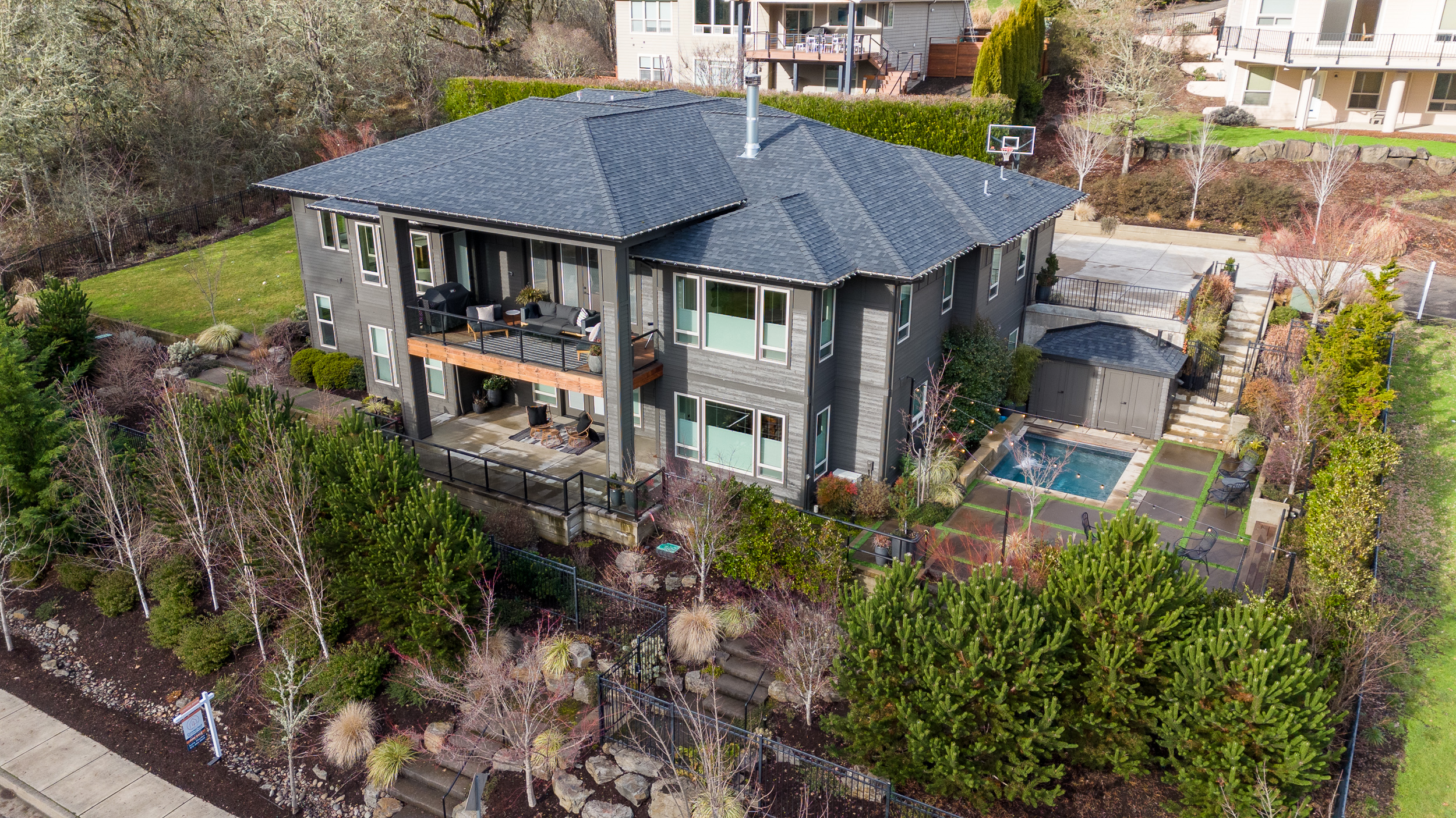 Drone picture of a house that highlights it for buyers