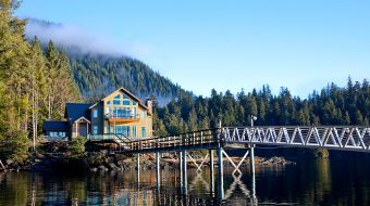 Scott Kemp built this lodge near Ketchikan, Alaska. Scott Kemp built this lodge near Ketchikan, Alaska.